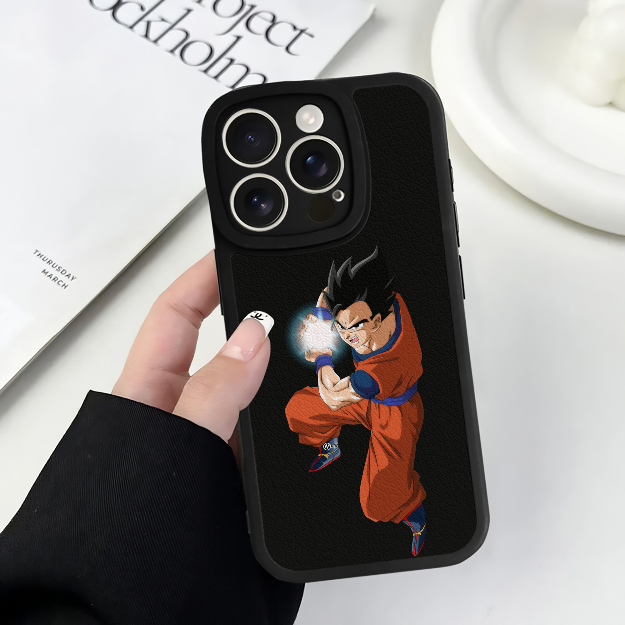 （画像用） ドラゴンボール 孫 悟飯（そんごはん）DRAGON BALL Son Gohan 【iPhone 16シリーズ対応】シリコンスマホケース（レザー調） 材質：シリコン
